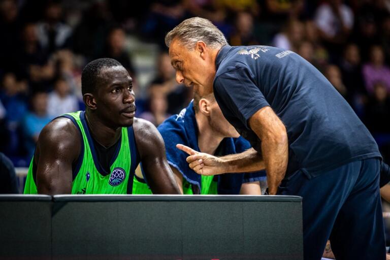 Ousmane Diop a colloquio con coach Piero Bucchi durante Stettino-Dinamo Sassari | Foto Bcl