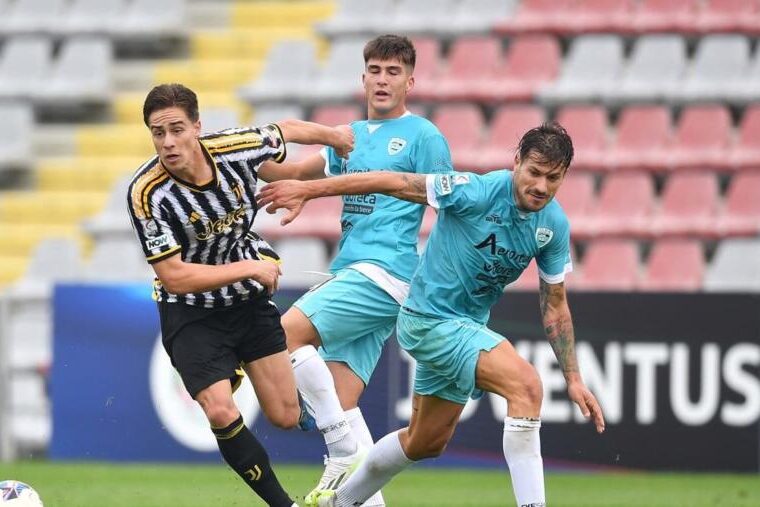 Dessena e Cavuoti cercano di contrastare Yildiz | Foto Juventus.com