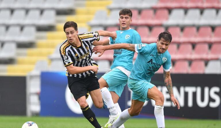 Dessena e Cavuoti cercano di contrastare Yildiz | Foto Juventus.com