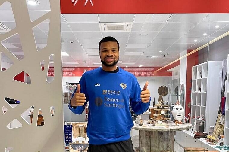 Taylor Smith all'aeroporto di Alghero | Foto Facebook Dinamo Sassari