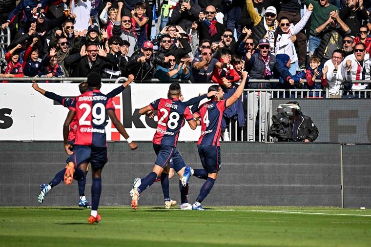 Alberto Dossena esulta con i compagni dopo il gol in Cagliari-Monza | Foto Luigi Canu