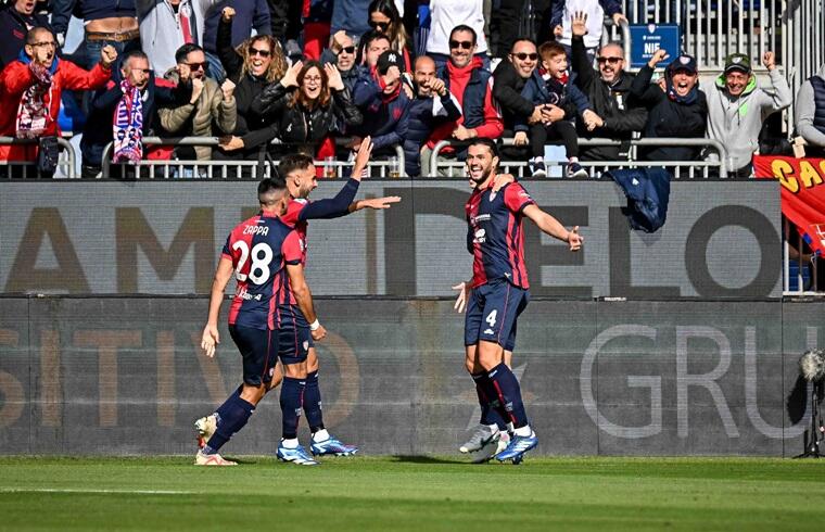 Alberto Dossena esulta con i compagni dopo il gol in Cagliari-Monza | Foto Luigi Canu