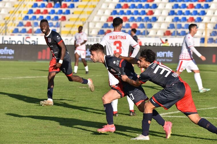 L'esultanza di Ruocco dopo l'1-0 in Torres-Ancona | Foto Alessandro Sanna