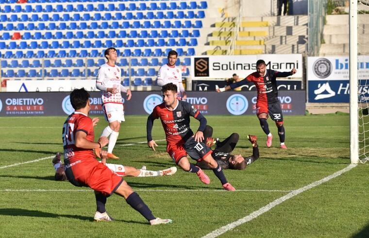 L'esultanza di Ruocco dopo l'1-0 in Torres-Ancona | Foto Alessandro Sanna