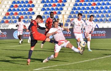 Ruocco calcia in porta l'1-0 in Torres-Ancona | Foto Alessandro Sanna