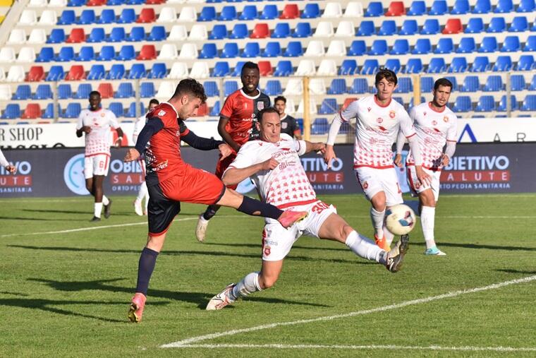 Ruocco calcia in porta l'1-0 in Torres-Ancona | Foto Alessandro Sanna
