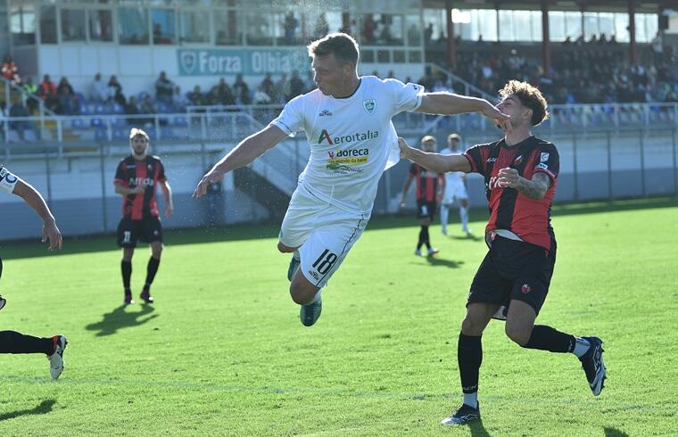 Nicola Nanni durante Olbia-Lucchese | Foto Sandro Giordano