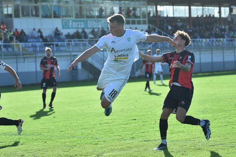 Nicola Nanni durante Olbia-Lucchese | Foto Sandro Giordano