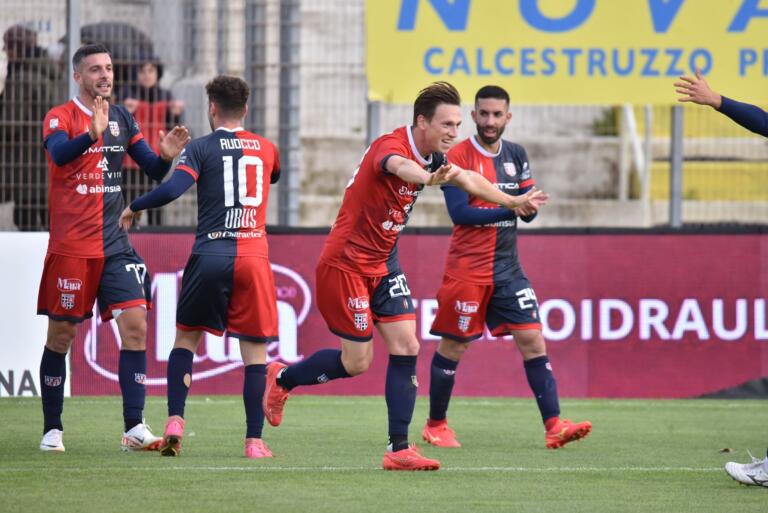 L'attaccante della Torres Manuel Fischnaller che esulta dopo la rete segnata al Gubbio | Foto Alessandro Sanna