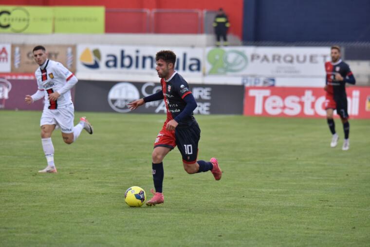 L'attaccante della Torres Francesco Ruocco in azione contro il Gubbio | Foto Alessandro Sanna