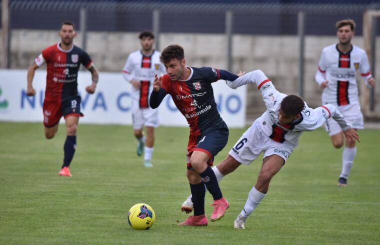 L'attaccante della Torres Francesco Ruocco in azione contro il Gubbio | Foto Alessandro Sanna