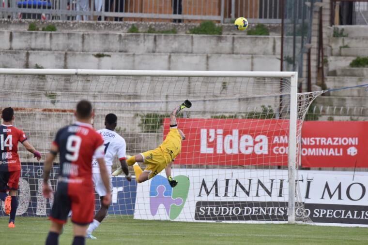 La parata di Andrea Zaccagno, portiere della Torres, sul tiro di King Udoh nella sfida contro il Gubbio | Foto Alessandro Sanna