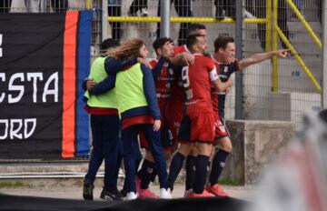 La Torres esulta dopo il gol segnato da Manuel Fischnaller contro il Gubbio | Foto Alessandro Sanna