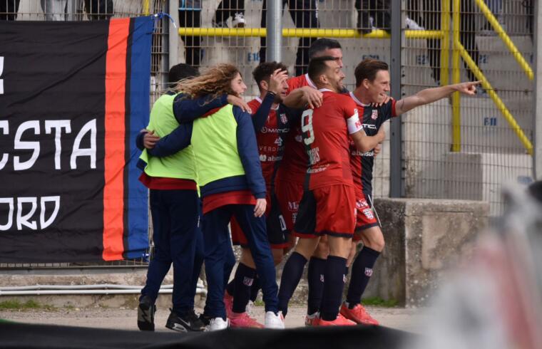 La Torres esulta dopo il gol segnato da Manuel Fischnaller contro il Gubbio | Foto Alessandro Sanna