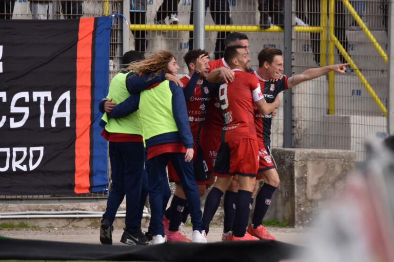 La Torres esulta dopo il gol segnato da Manuel Fischnaller contro il Gubbio | Foto Alessandro Sanna
