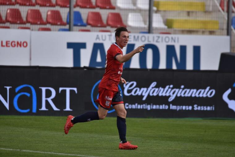 L'attaccante della Torres Manuel Fischnaller che esulta dopo la rete segnata al Gubbio | Foto Alessandro Sanna