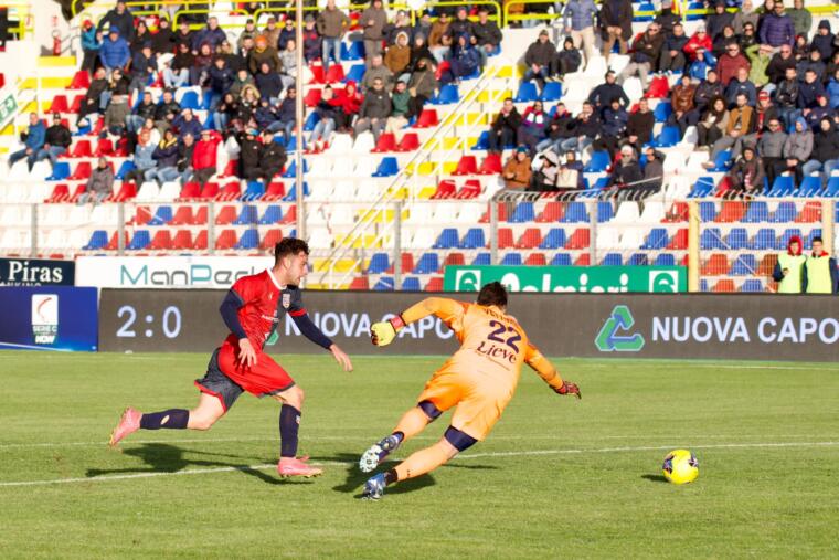torres- Francesco Ruocco durante l'azione che ha portato al suo gol del 3-0 contro il Gubbio | Foto Alessandro Sanna