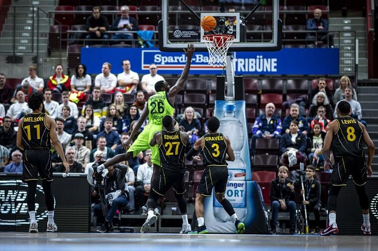 Stephane Gombauld in azione durante la sfida contro Ludwigsburg | Foto FIBA