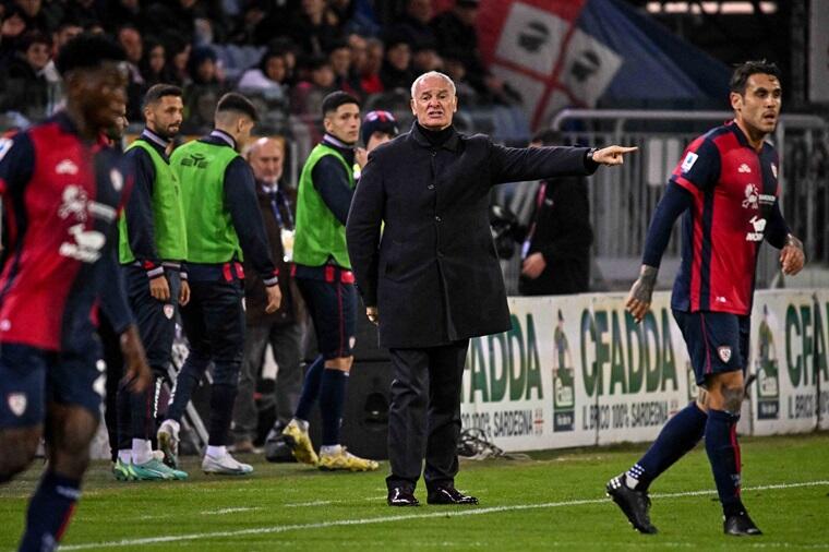 Claudio Ranieri dà indicazioni durante Cagliari-Sassuolo | Foto Luigi Canu