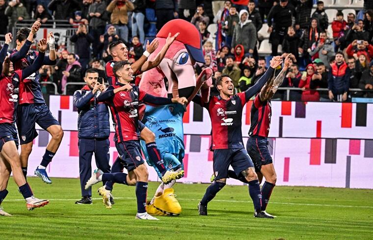 Il gruppo del Cagliari esulta dopo la vittoria contro il Sassuolo | Foto Luigi Canu