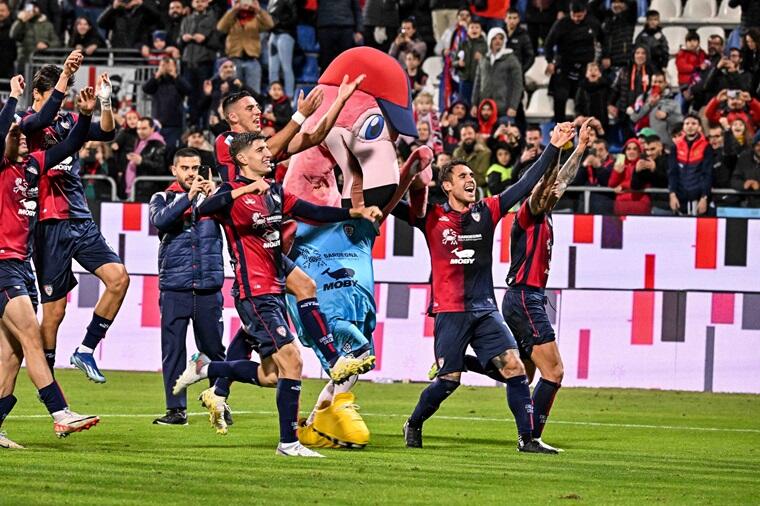 Il gruppo del Cagliari esulta dopo la vittoria contro il Sassuolo | Foto Luigi Canu