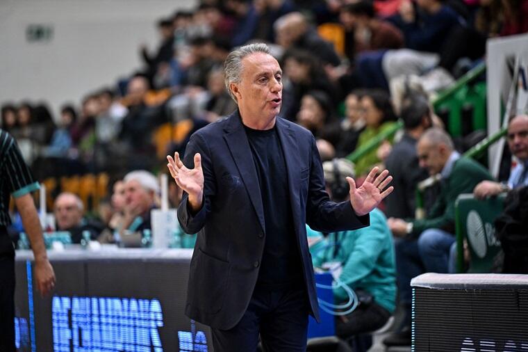Il tecnico della Dinamo Sassari Piero Bucchi | Foto Luigi Canu