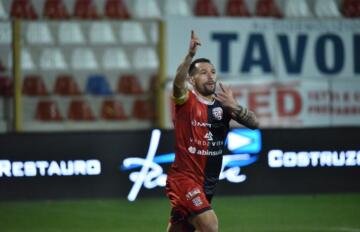 Scotto esulta dopo il gol in Torres-Pineto | Foto Alessandro Sanna