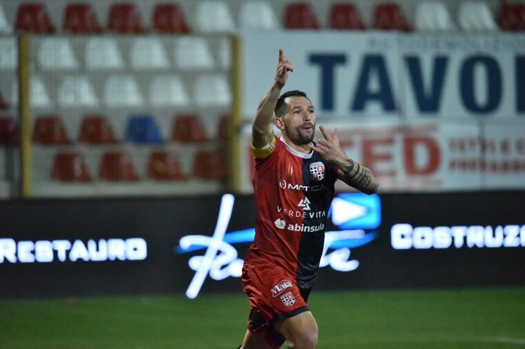 Scotto esulta dopo il gol in Torres-Pineto | Foto Alessandro Sanna