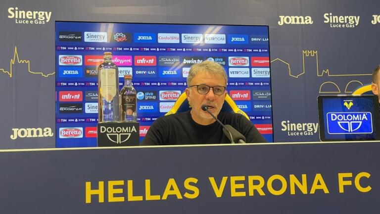 Marco Baroni nella sala stampa del Bentegodi