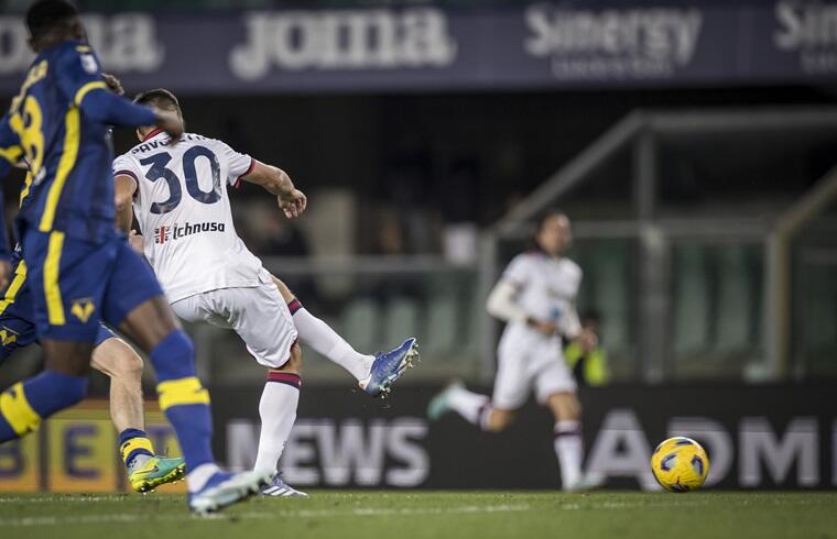 Pavoletti al tiro durante Verona-Cagliari | Foto Valerio Spano