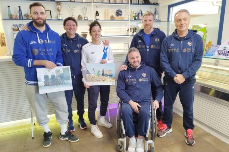Gentile, Carangelo, Spanu e i coach Bucchi, Restivo e Foden in posa con i nuovi calendari Dinamo Sassari