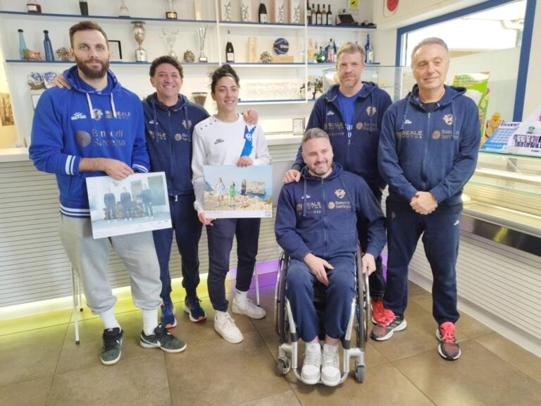 Gentile, Carangelo, Spanu e i coach Bucchi, Restivo e Foden in posa con i nuovi calendari Dinamo Sassari