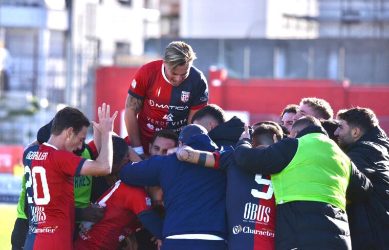 L'esultanza della Torres dopo uno dei gol contro l'Arezzo | Foto Alessandro Sanna