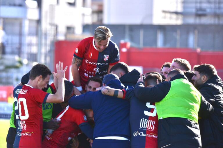 L'esultanza della Torres dopo uno dei gol contro l'Arezzo | Foto Alessandro Sanna