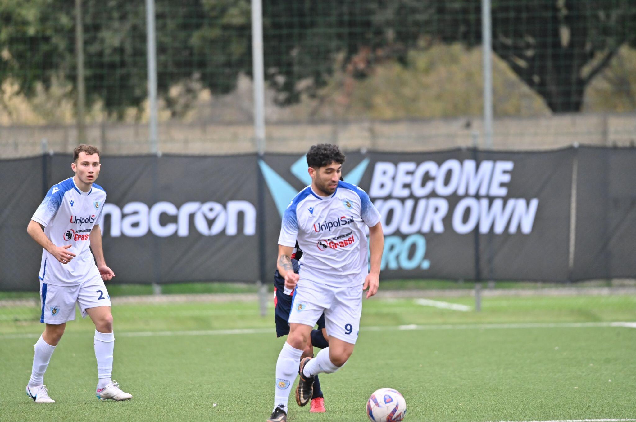 L'attaccante del Latte Dolce Alberto Grassi durante la sfida con il Flaminia | Foto Alessandro Sanna