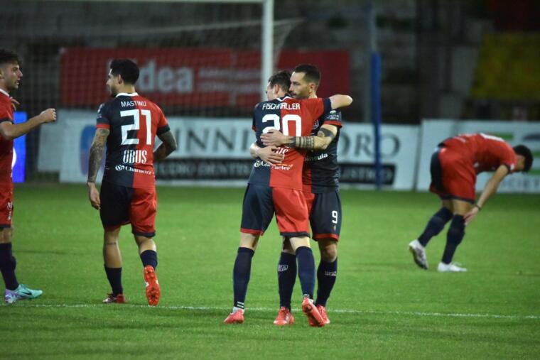 L'abbraccio tra Fischnaller e Scotto dopo la rete realizzata dal capitano contro il Pineto | Foto Alessandro Sanna