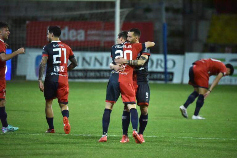 L'abbraccio tra Fischnaller e Scotto dopo la rete realizzata dal capitano contro il Pineto | Foto Alessandro Sanna