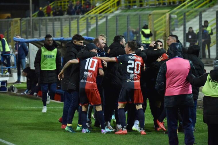 L'esultanza della Torres dopo la rete dell'1-0 segnata da Scotto contro il Pineto | Foto Alessandro Sanna