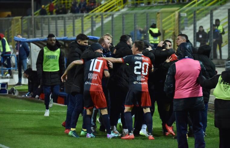 L'esultanza della Torres dopo la rete dell'1-0 segnata da Scotto contro il Pineto | Foto Alessandro Sanna