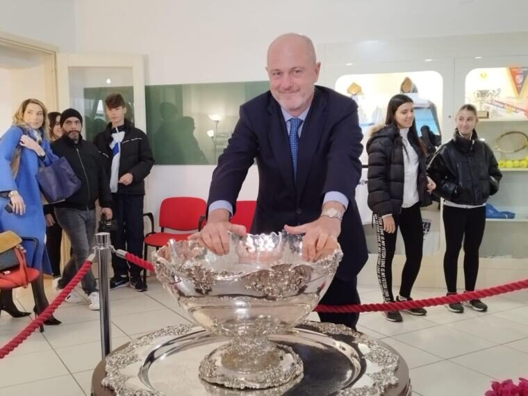 Il Presidente della Federazione Italiana e Padel Angelo Binaghi con la Coppa Davis al Torres Tennis