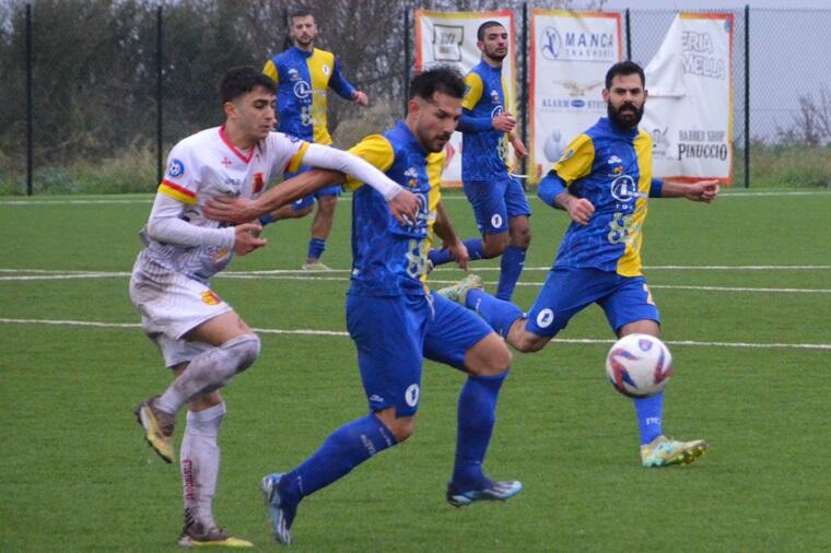 Andrea Demontis a contrasto con Luca Fiorelli | Foto Paolo Massaro