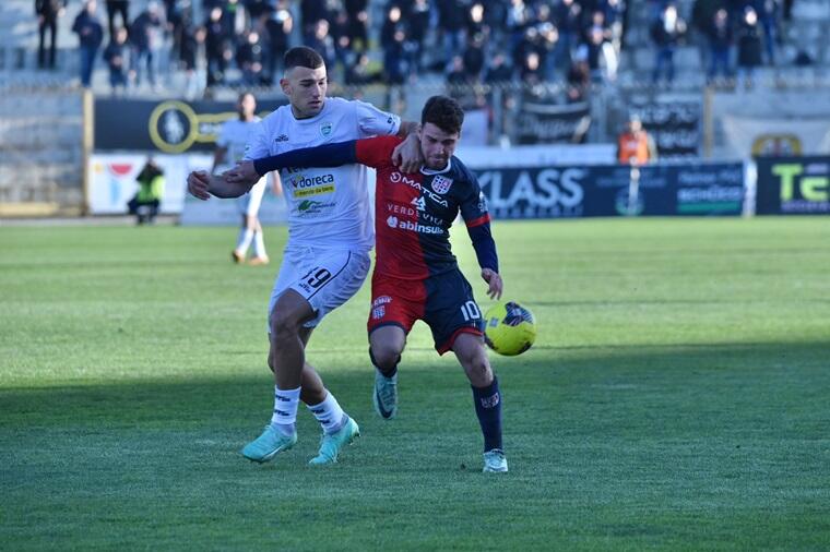 Duello tra Ruocco e Motolese durante Torres-Olbia | Foto Alessandro Sanna