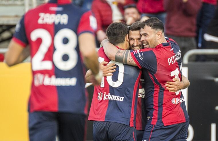 L'esultanza del Cagliari dopo il gol del 2-1 contro il Bologna | Foto Valerio Spano