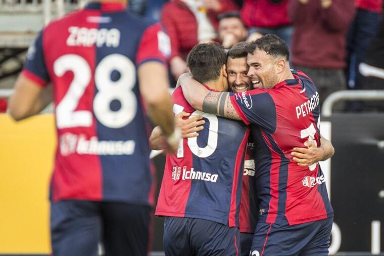 L'esultanza del Cagliari dopo il gol del 2-1 contro il Bologna | Foto Valerio Spano
