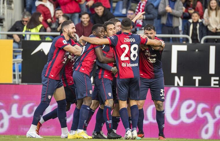 L'esultanza del Cagliari dopo il gol del 2-1 contro il Bologna | Foto Valerio Spano