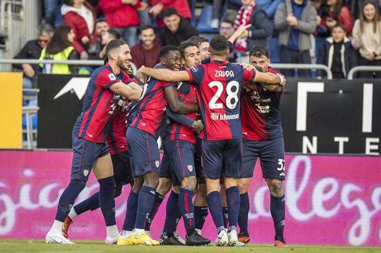 L'esultanza del Cagliari dopo il gol del 2-1 contro il Bologna | Foto Valerio Spano
