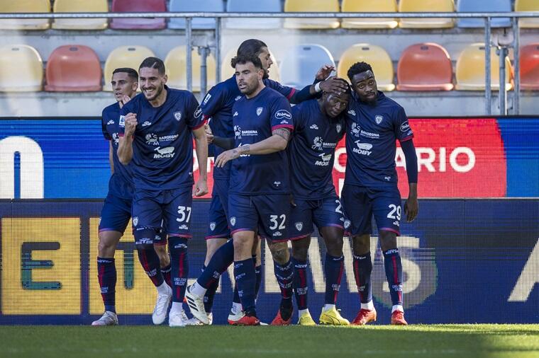 L'esultanza dei rossoblù al gol di Sulemana in Frosinone-Cagliari | Foto Valerio Spano