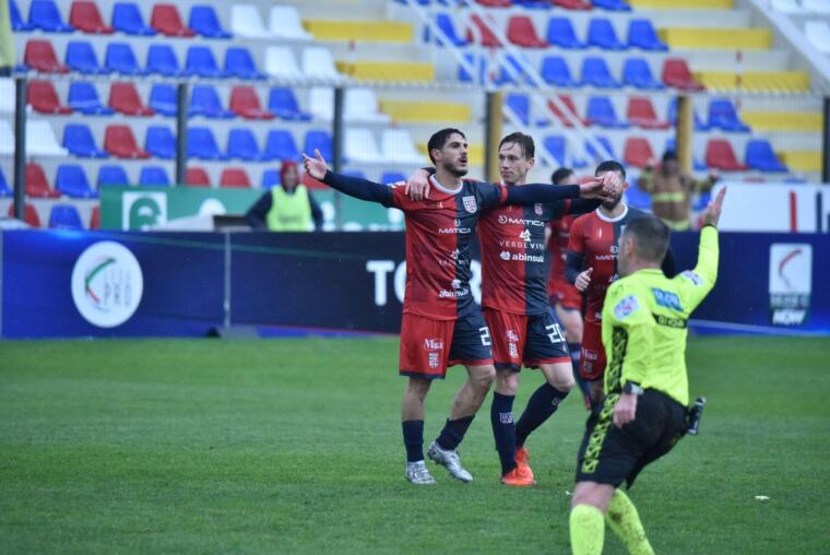L'esultanza di Giuseppe Mastinu dopo il gol del 2-1 contro la Recanatese | Foto Alessandro Sanna
