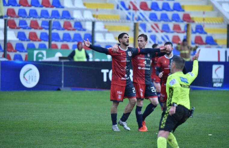 L'esultanza di Giuseppe Mastinu dopo il gol del 2-1 contro la Recanatese | Foto Alessandro Sanna