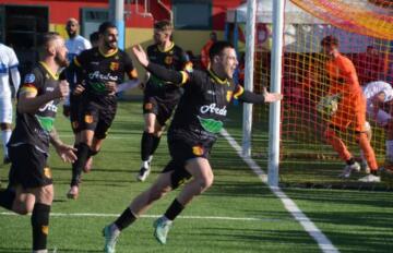 Antonio Demarcus, giocatore dell'Atletico Uri, che esulta dopo un gol | Foto Paolo Massaro